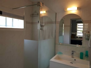 Bathroom - Pleasant Villa in Pouzols-minervois With Private Pool (Pouzols-Minervois)