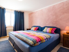 1 habitación, muebles diferentes y tabla de planchar con plancha 