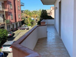 Apartment | Balcony - Restful Apartment in Scalea With Roofed Terrace (Scalea)