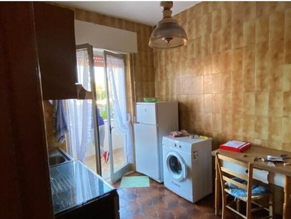Apartment | Private kitchen | Fridge, oven - Restful Apartment in Scalea With Roofed Terrace (Scalea)