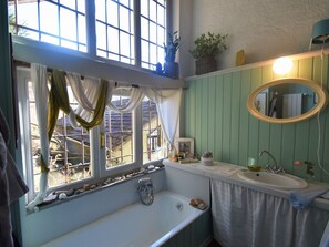 Bathtub, towels - Beautiful Holiday Home in Madonna Del Sasso With Garden (Madonna del Sasso)
