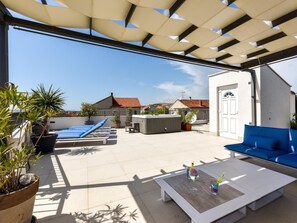 Vila | Piscina | Piscina interna, piscina externa