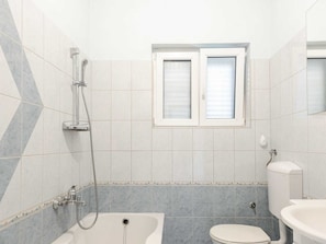 House | Bathroom | Bathtub, towels