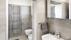 Ferienhaus | Badezimmer | Dusche, Handtücher