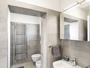 House | Bathroom | Shower, towels - Charming Apartment in Monteprandone With Garden (Monteprandone)