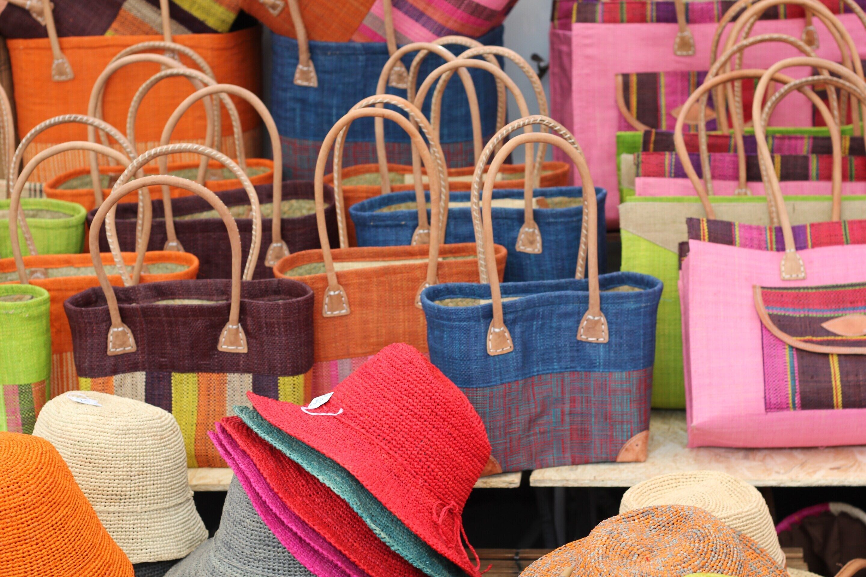 Une variété de sacs colorés, tissés et dotés d’anses.