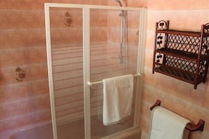 House | Bathroom | Shower - Villa in Provence With Pool and Vineyard Views (Saint-Antonin-du-Var)