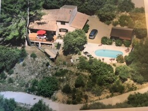 A residential property with a swimming pool, a car, and a patio area. - Villa in Provence With Pool and Vineyard Views (Saint-Antonin-du-Var)