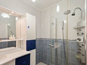 Apartment | Badezimmer | Dusche, Haartrockner, Handtücher