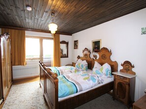 Nhà | 7 phòng ngủ, trang bị nội thất với thiết kế riêng biệt, bộ trải giường 