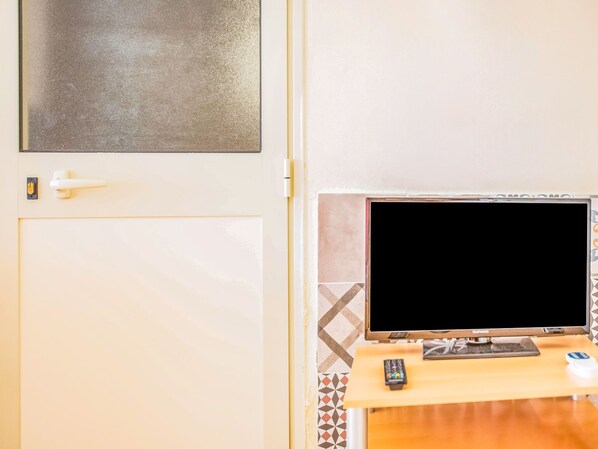 Fridge, oven - Homely Apartment in Palermo With Patio (Palermo)