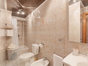 House | Bathroom | Shower, hair dryer, towels