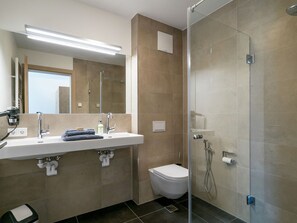 Ferienhaus | Badezimmer | Dusche, Handtücher