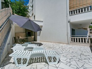 Outdoor dining - Pretty Apartment in Drvenik With Terrace (Gradac)