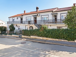 Exterior - Plush Apartment in Ližnjan Near Bijeca Beach With Balcony (Liznjan)