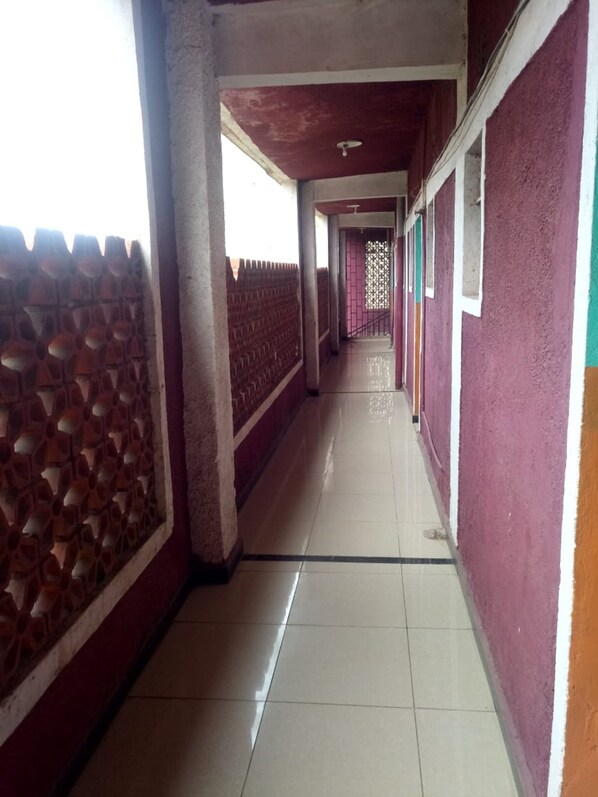 Frokost, lunsj og middag serveres, lokale retter