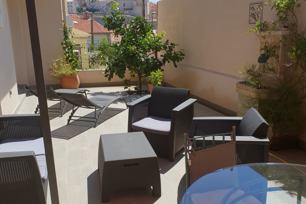 apartment and large terrace overlooking the Genoese / Italian citadel Calviv