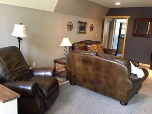 Smart TV, books - Exclusive,Prisitne, Close to Deadwwod,Sturgis,Spearfish,20 acres, Pets Welcome.  (Whitewood)