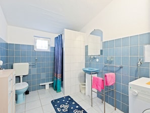 Apartment | Bathroom | Shower, towels
