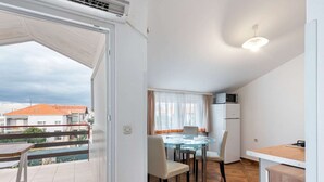 1 phòng ngủ, trang bị nội thất với thiết kế riêng biệt, bộ trải giường 