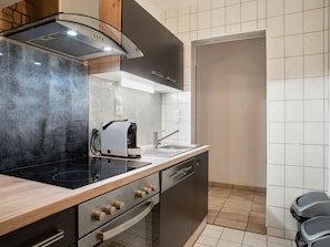 Chalet | Private kitchen | Microwave, oven, coffee/tea maker, toaster