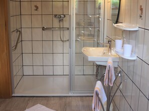 Apartment | Badezimmer | Dusche, Handtücher