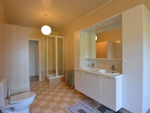 Bathroom | Bathtub