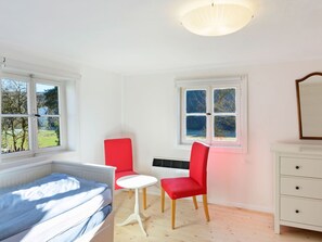 4 habitaciones, muebles diferentes y tabla de planchar con plancha