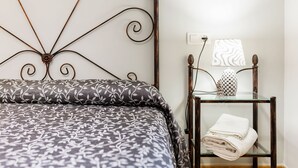 4 camere, con arredamento individuale, lenzuola
