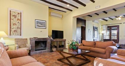 Cozy Holiday Home in Fuente de Piedra With Swimming Pool