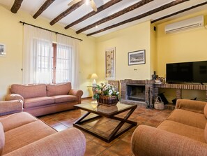 House | Living room - Cozy Holiday Home in Fuente de Piedra With Swimming Pool (Fuente de Piedra)