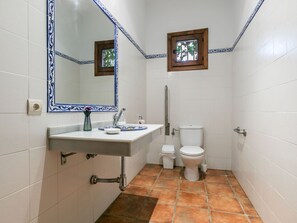House | Bathroom | Towels - Cozy Holiday Home in Fuente de Piedra With Swimming Pool (Fuente de Piedra)