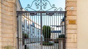 Reception - Attractive Apartment in Bayeux With Terrace and Private Secured Parking (Bayeux)