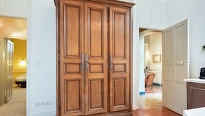 2 bedrooms, individually furnished, bed sheets - Attractive Apartment in Bayeux With Terrace and Private Secured Parking (Bayeux)