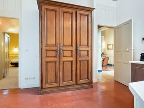 2 bedrooms, individually furnished, bed sheets - Attractive Apartment in Bayeux With Terrace and Private Secured Parking (Bayeux)