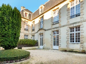 Exterior - Attractive Apartment in Bayeux With Terrace and Private Secured Parking (Bayeux)