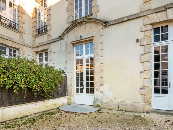 Exterior - Attractive Apartment in Bayeux With Terrace and Private Secured Parking (Bayeux)