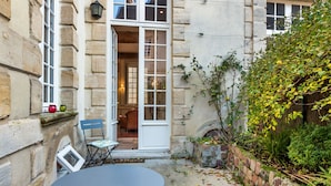 Apartment | Balcony - Attractive Apartment in Bayeux With Terrace and Private Secured Parking (Bayeux)