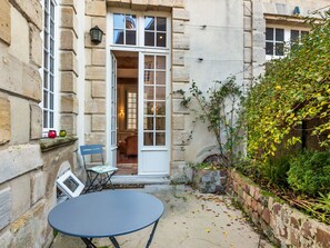 Apartment | Balcony - Attractive Apartment in Bayeux With Terrace and Private Secured Parking (Bayeux)