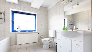 Apartment | Bathroom - Snug Apartment in Trams With Terrace (Jesendorf)