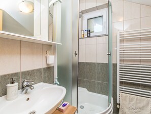 Ferienhaus | Badezimmer | Dusche, Haartrockner