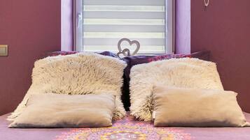 1 bedroom, cots/infant beds, bed sheets
