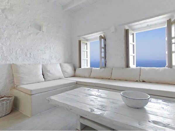 TV - Delightful Holiday Home in Samos With Garden (Samos)