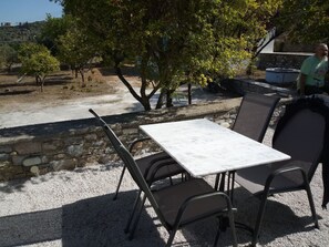 House | Balcony - Delightful Holiday Home in Samos With Garden (Samos)