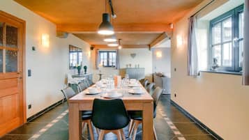 House | Ruang tamu | TV, meja ping pong