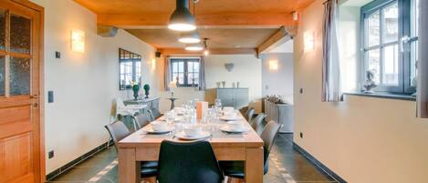 Huis | Woonkamer | Televisie en een tafeltennistafel