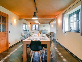 Casa | Sala de estar | Una televisión, una mesa de tenis de mesa