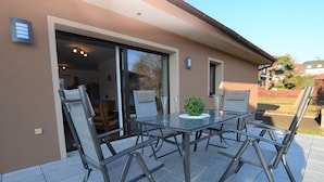 Balcony - Cozy Holiday Home in Rumburk near Forest (Rumburk)