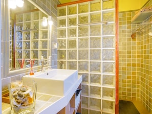 House | Bathroom | Shower, towels - Retro Holiday Home in Alcocéber With Swimming Pool (Alcala de Xivert)