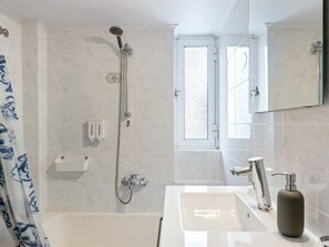 Apartment | Bathroom - Apartment in Piraeus Near Monastiraki Square (Piraeus)